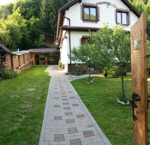 Casa DE SUB MUNTE